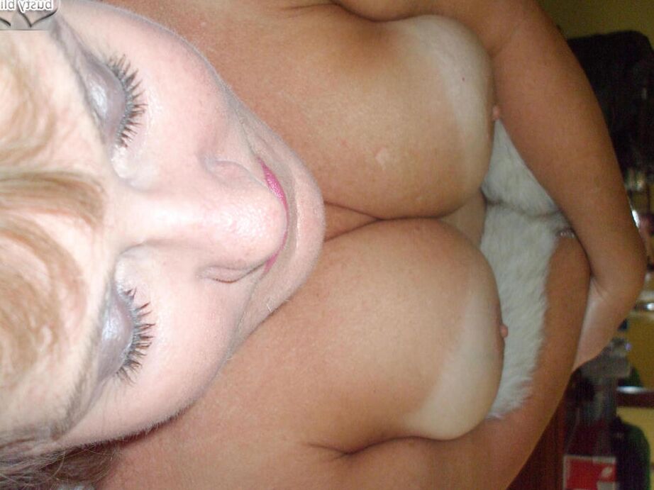 20P Mulher mais velha Busty Bliss lambe os lábios antes de mostrar os seios em um casaco de pele