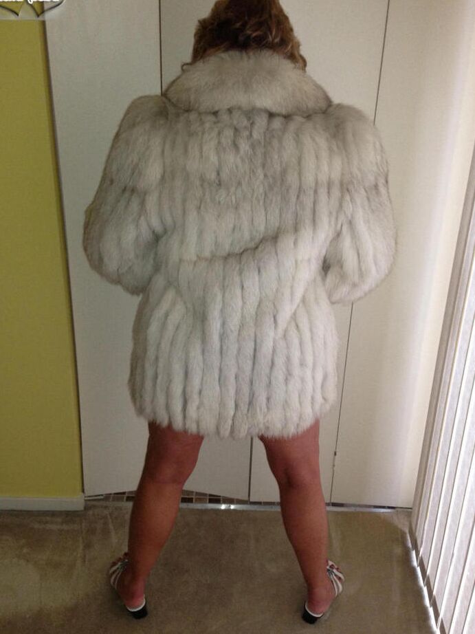 20P Mulher mais velha Busty Bliss lambe os lábios antes de mostrar os seios em um casaco de pele