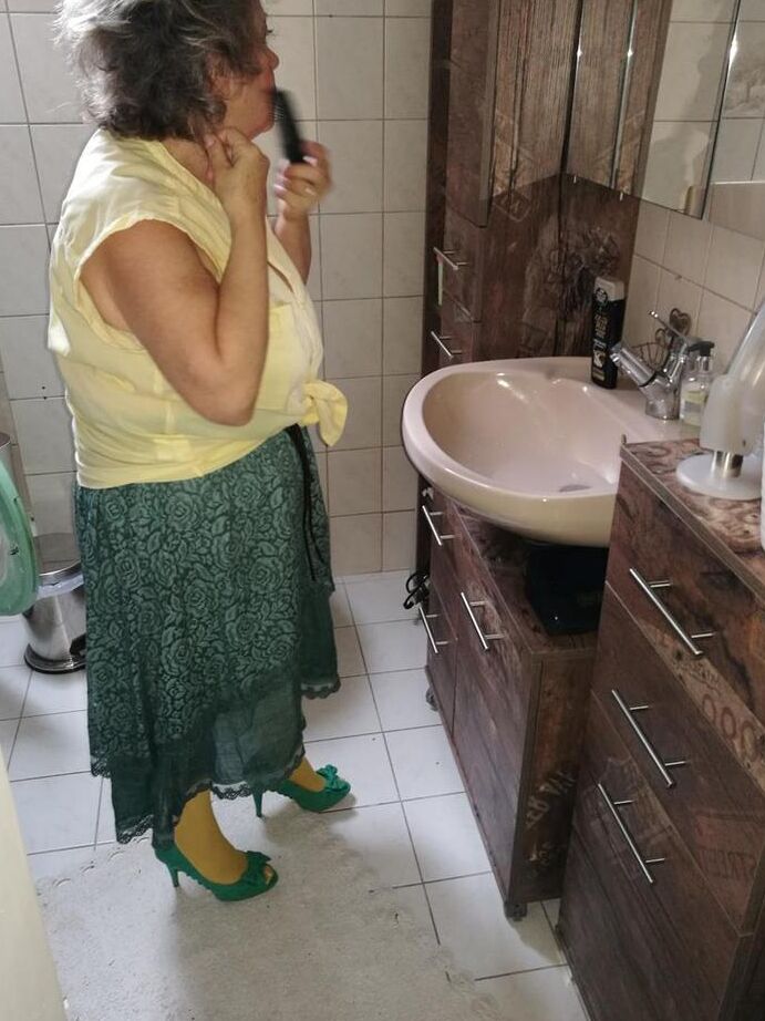 20P La vieja Caro libera su vagina peluda de las pantimedias amarillas en la cama