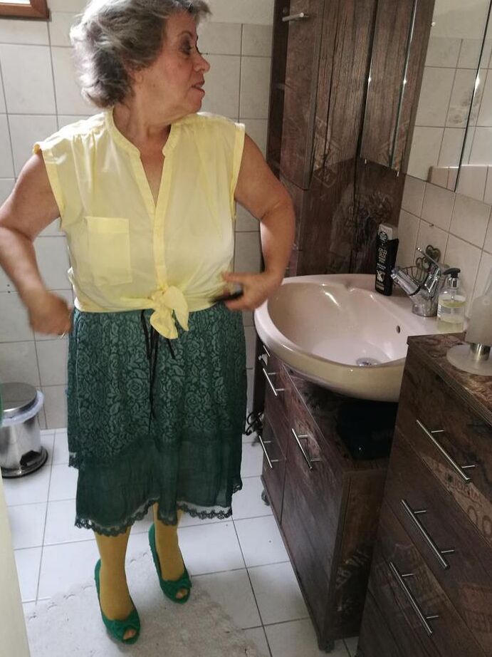 20P La vieja Caro libera su vagina peluda de las pantimedias amarillas en la cama
