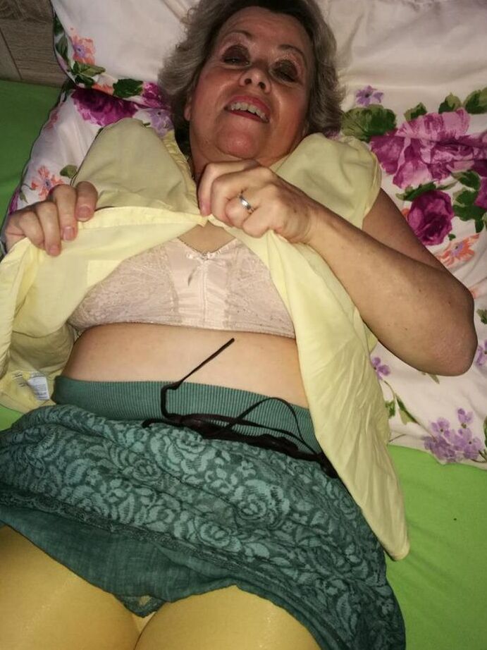 20P La vieja Caro libera su vagina peluda de las pantimedias amarillas en la cama