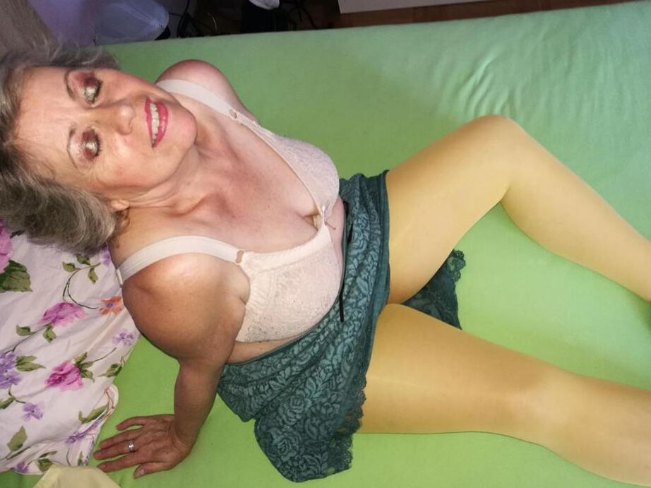 20P La vieja Caro libera su vagina peluda de las pantimedias amarillas en la cama