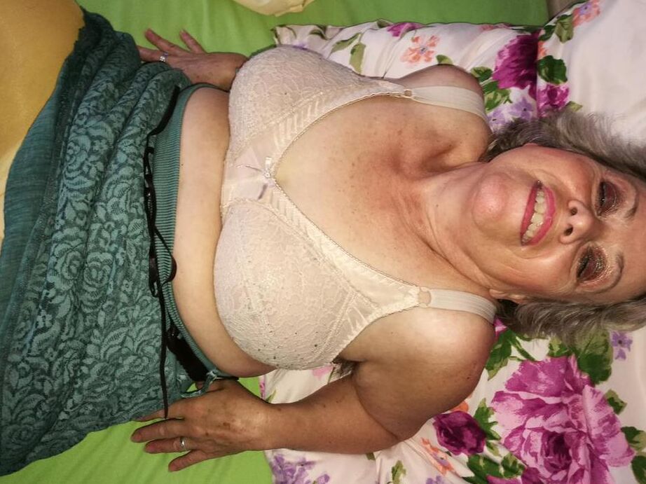 20P La vieja Caro libera su vagina peluda de las pantimedias amarillas en la cama