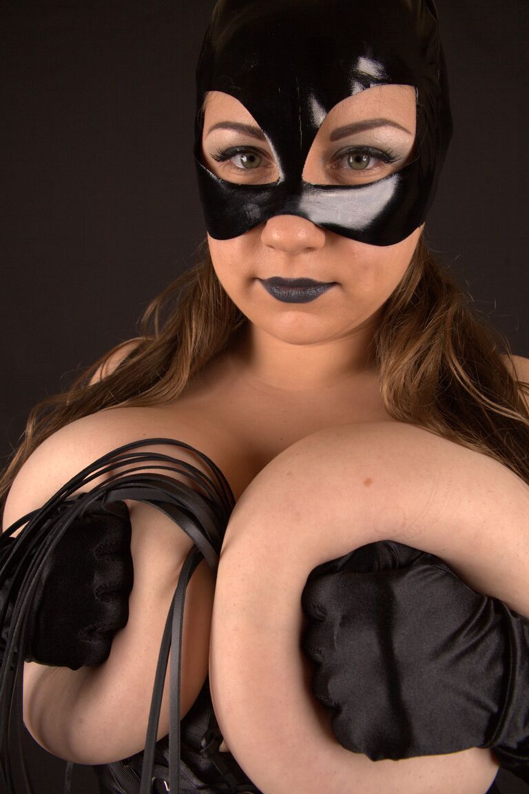 15P Curvy MILF in einer Catwoman-Maske Samanta Lily holt ihre tollen großen Brüste heraus