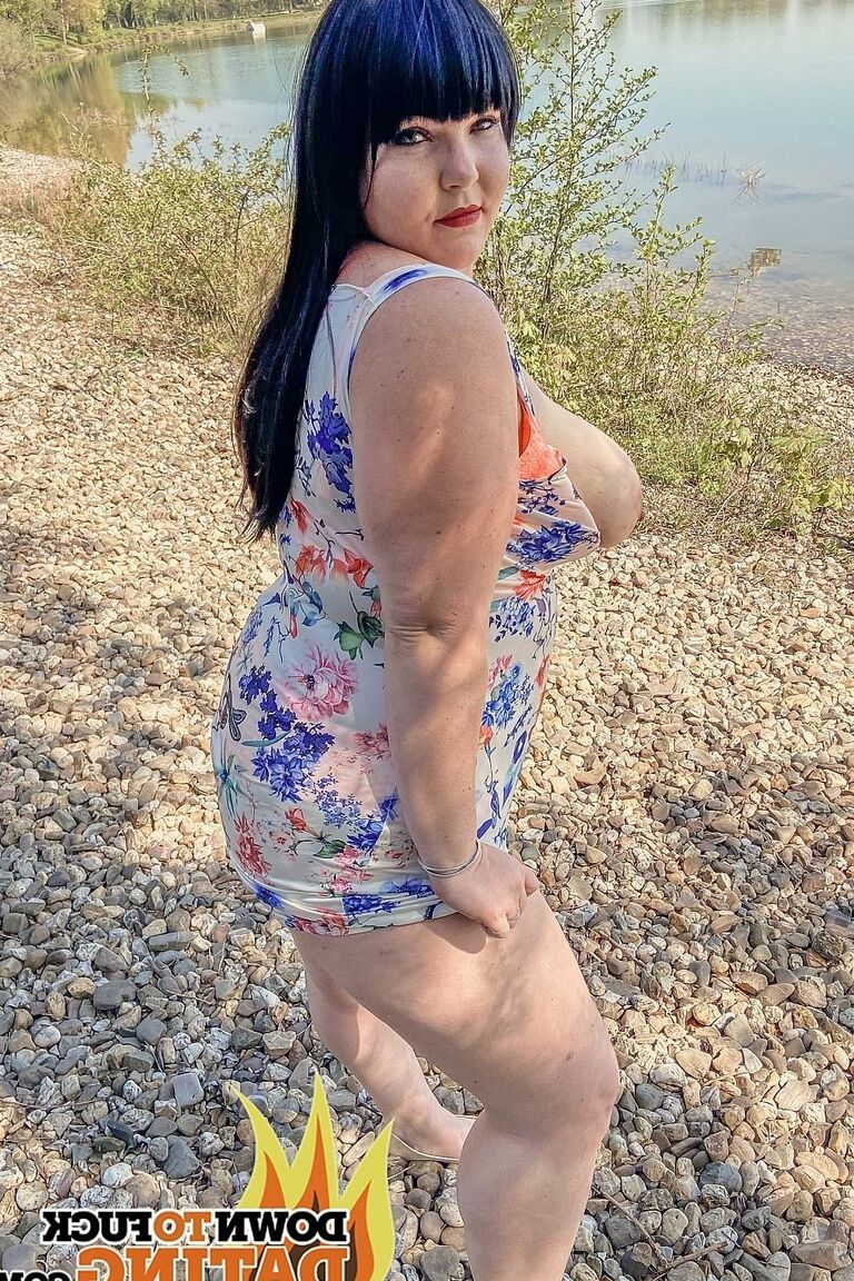 20P La mignonne BBW Samantha Kiss montre ses énormes juggs avant de se faire pilonner à l'extérieur