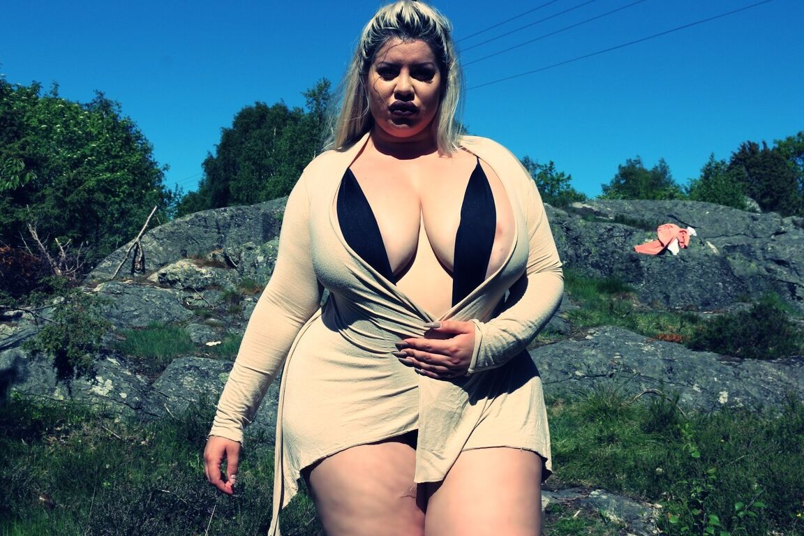 Die 15P blonde BBW Natasha Crown stellt ihren prallen Hintern zur Schau und posiert im Freien