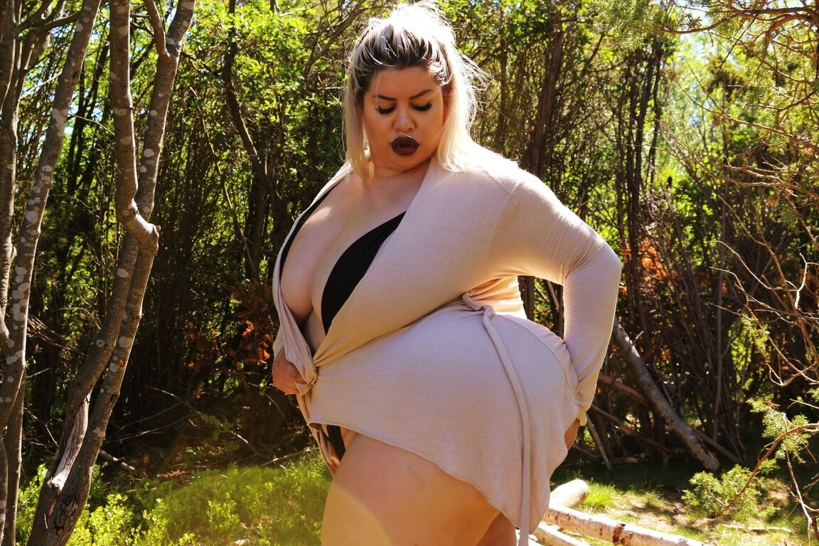 Die 15P blonde BBW Natasha Crown stellt ihren prallen Hintern zur Schau und posiert im Freien