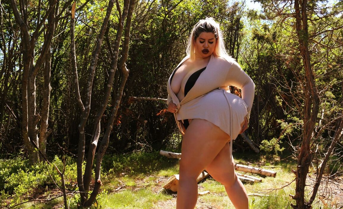 Die 15P blonde BBW Natasha Crown stellt ihren prallen Hintern zur Schau und posiert im Freien