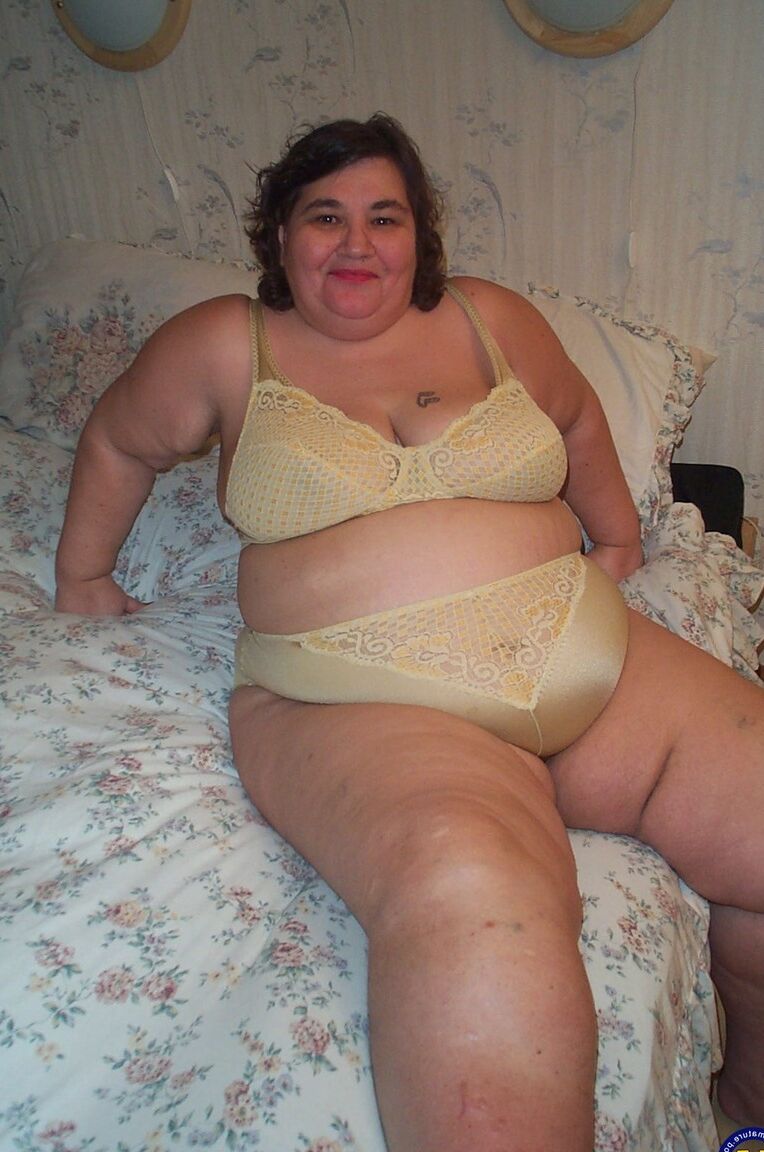 21P Amador BBW Rosie tem sua buceta brincada e picada em um trio violento