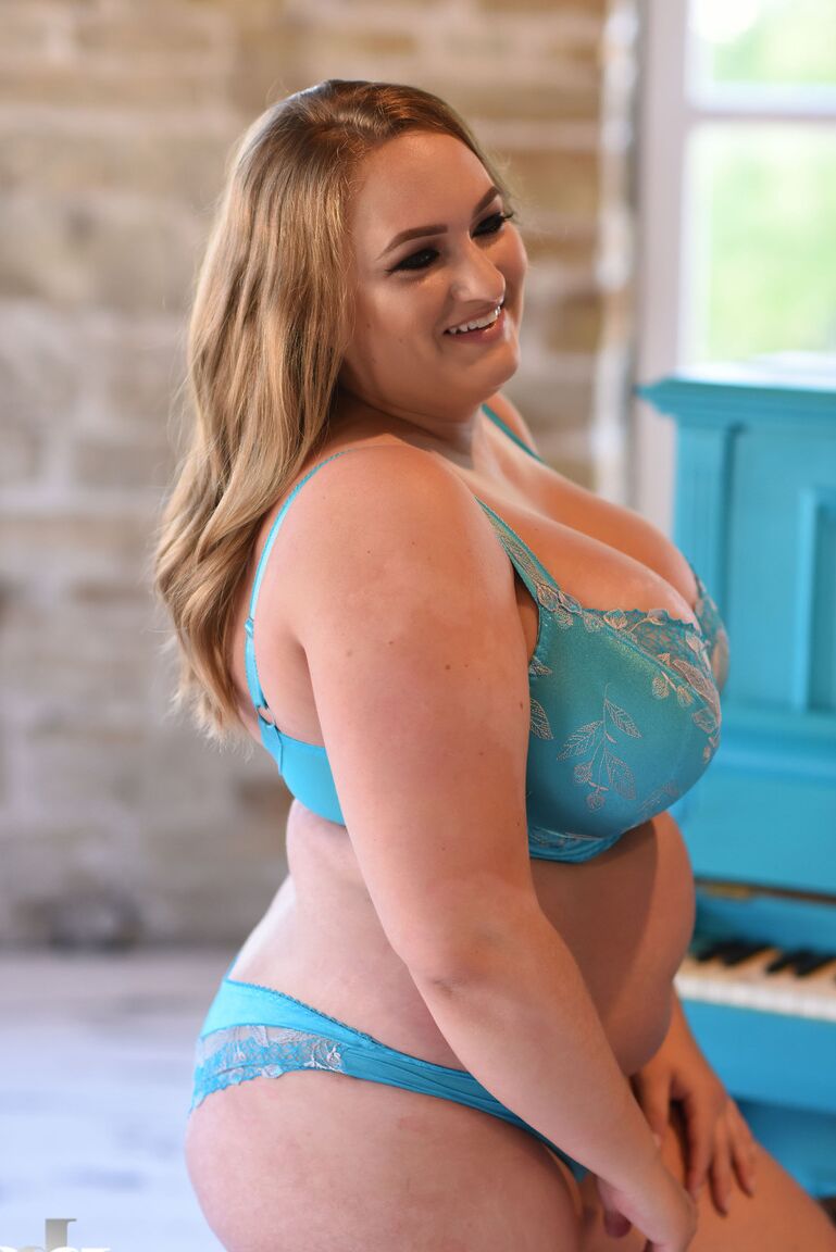 21P Die bezaubernde BBW Sara Willis lässt ihre riesigen Brüste raus und stellt ihren fetten Arsch zur Schau