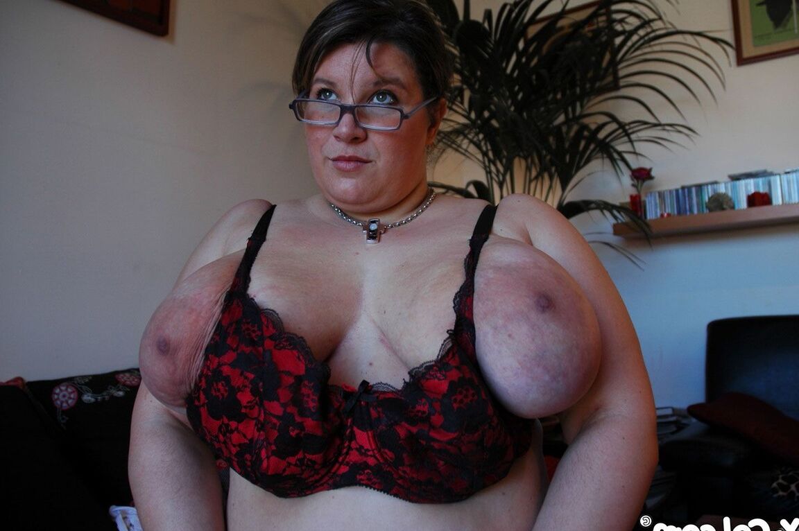 21P Curvy mature in glasses Kapucine lets out her huge breasts in a solo