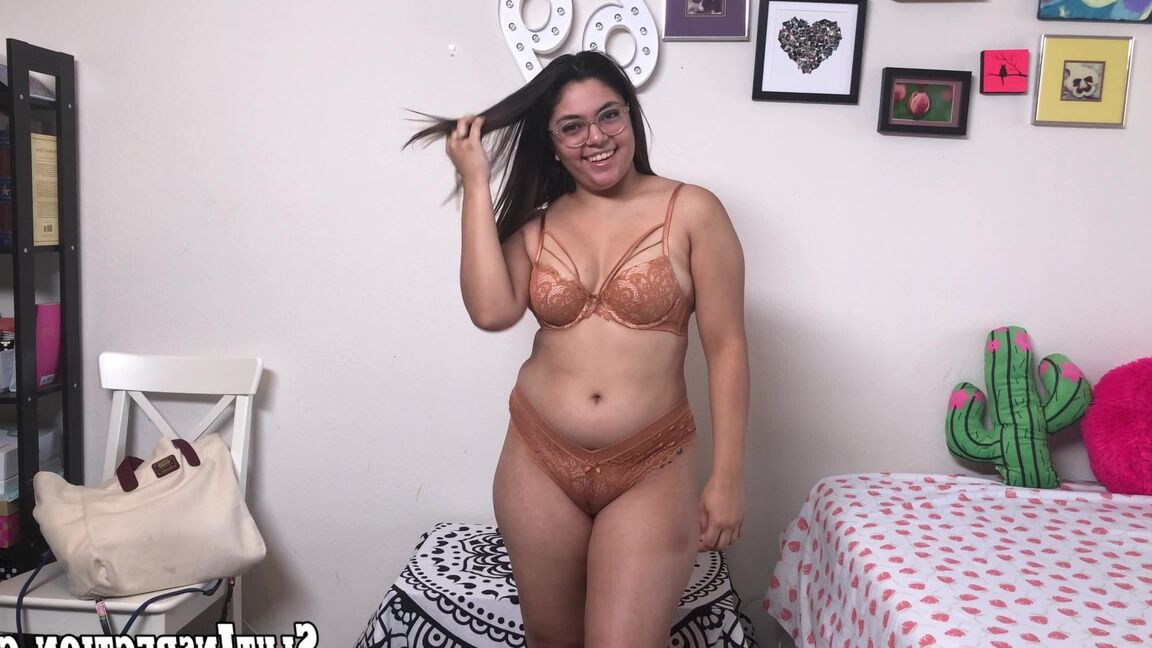 12P Amadora gordinha tira os óculos enquanto faz sexo na cama