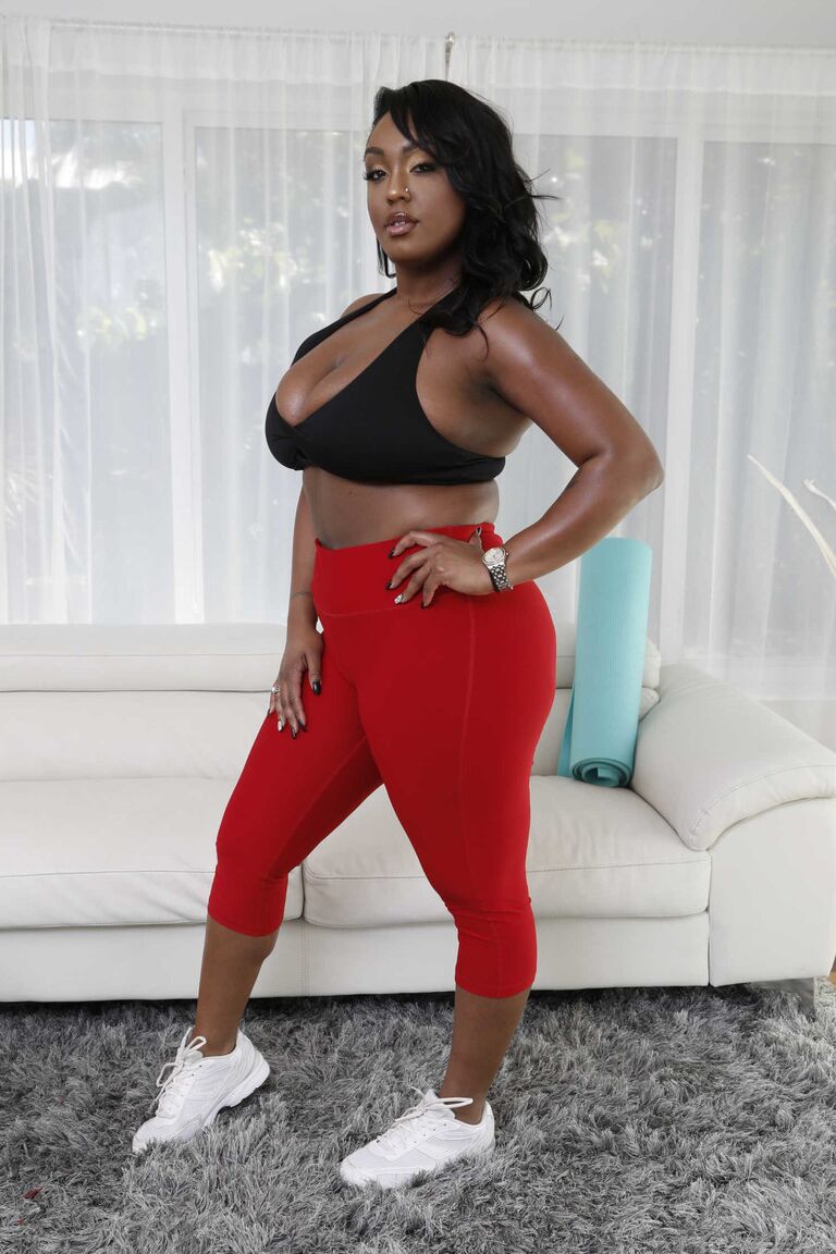 21P Ebony con tetas increíbles Layton Benton se desnuda y se blanquea sobre una estera de yoga