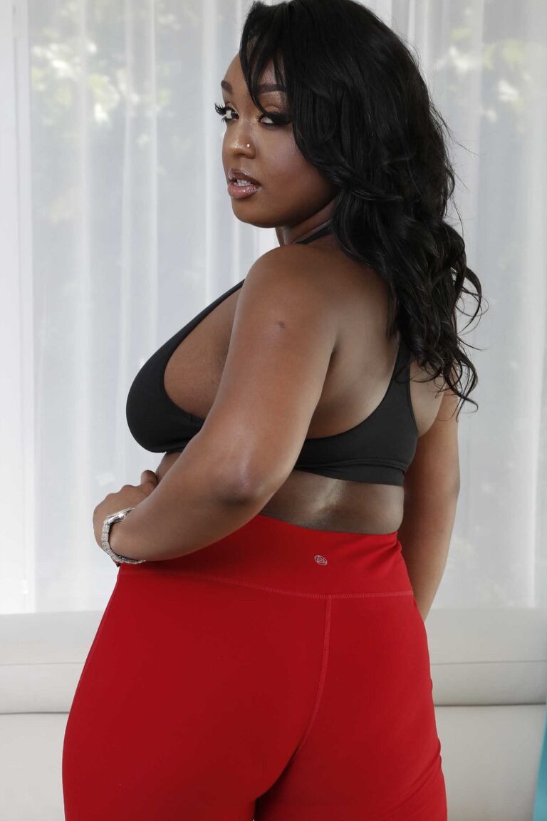 21P Ebony con tetas increíbles Layton Benton se desnuda y se blanquea sobre una estera de yoga