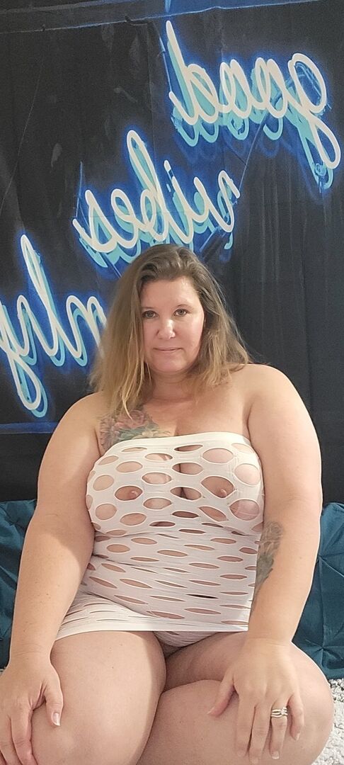 16P Gorda amadora peituda Kris Ann dedo espalha sua buceta natural durante ação solo