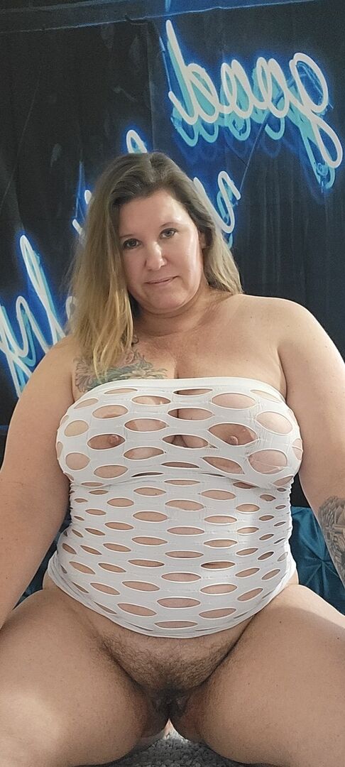 16P Gorda amadora peituda Kris Ann dedo espalha sua buceta natural durante ação solo