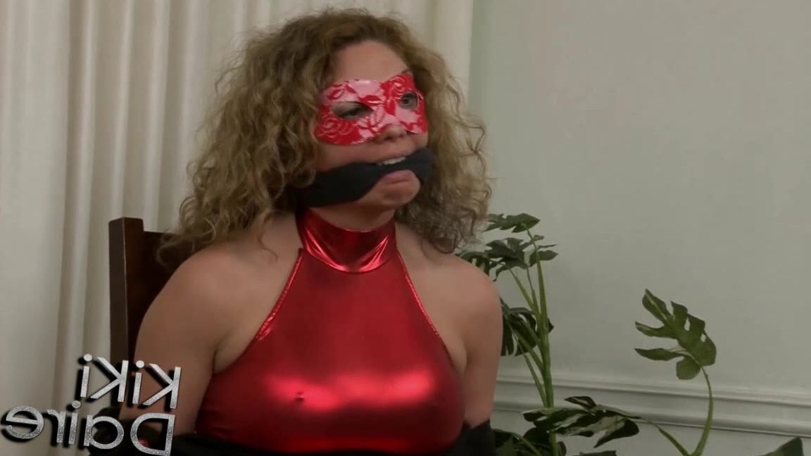 17P Kiki Daire, une dame âgée et épaisse, arbore un ballgag tout en se faisant peloter et masturber