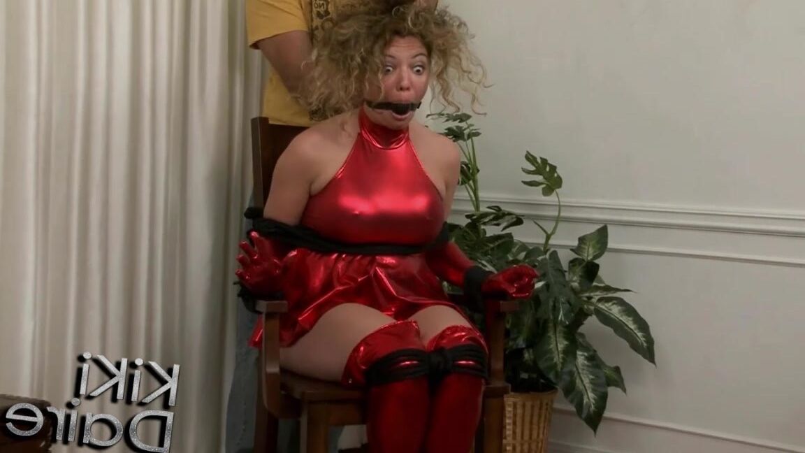 17P Kiki Daire, une dame âgée et épaisse, arbore un ballgag tout en se faisant peloter et masturber