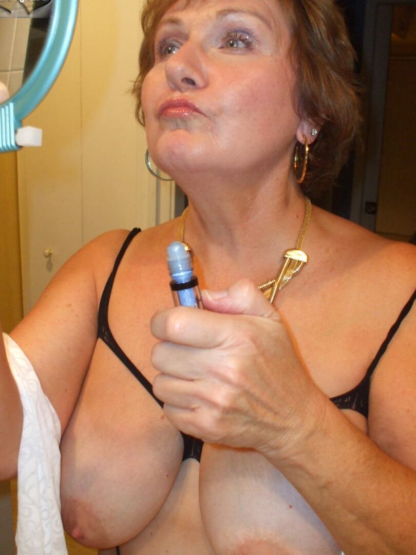 16P La femme amateur Busty Bliss affiche fièrement ses seins naturels