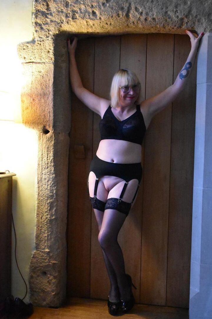 16P La grande blonde plus âgée Barby Slut se met seins nus avant d'écarter sa chatte en bas de nylon