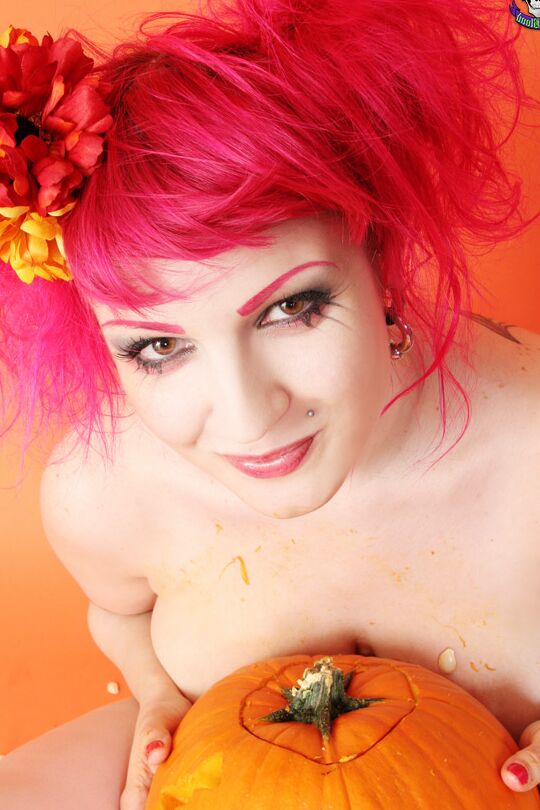 15P Big titted alt girl Xanthia Doll carves a pumpkin while naked in leg warmers