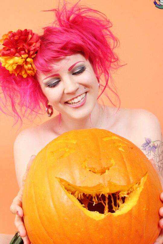 15P Big titted alt girl Xanthia Doll carves a pumpkin while naked in leg warmers