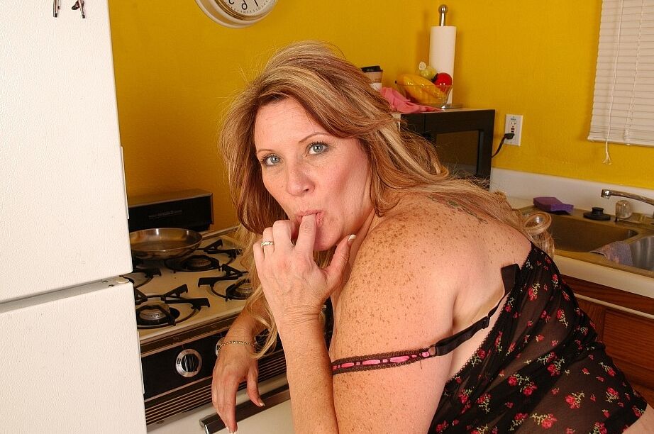 16P Deedra, BBW aux taches de rousseur, prend une éjaculation sur son gros cul et mange du sperme
