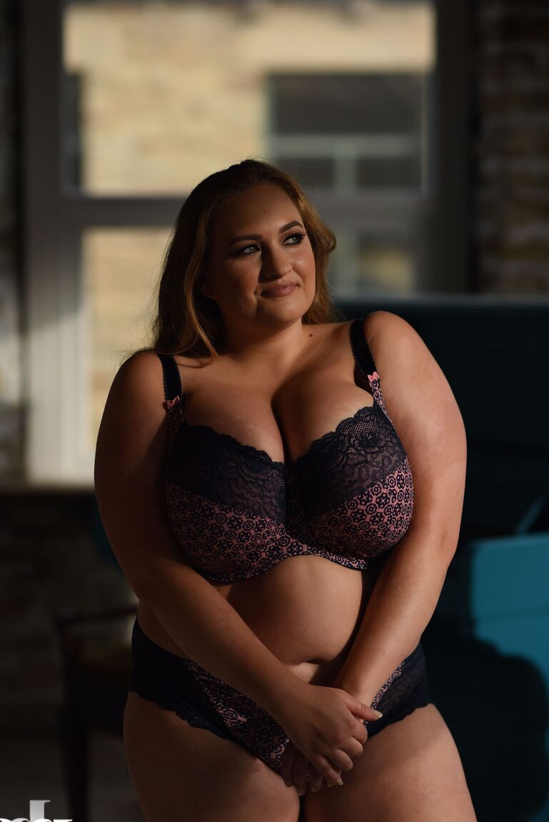 21P A modelo britânica gorda Sara Willis tira o sutiã
