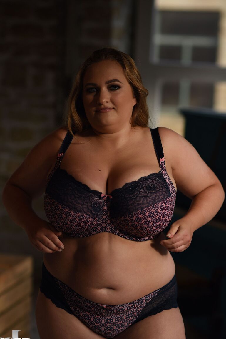 21P A modelo britânica gorda Sara Willis tira o sutiã