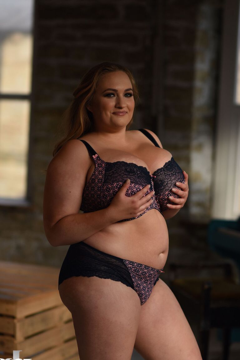21P A modelo britânica gorda Sara Willis tira o sutiã