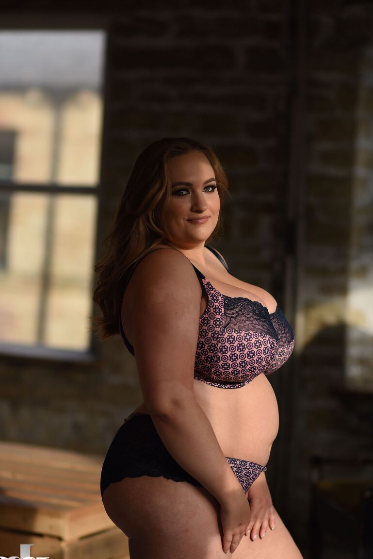 21P A modelo britânica gorda Sara Willis tira o sutiã