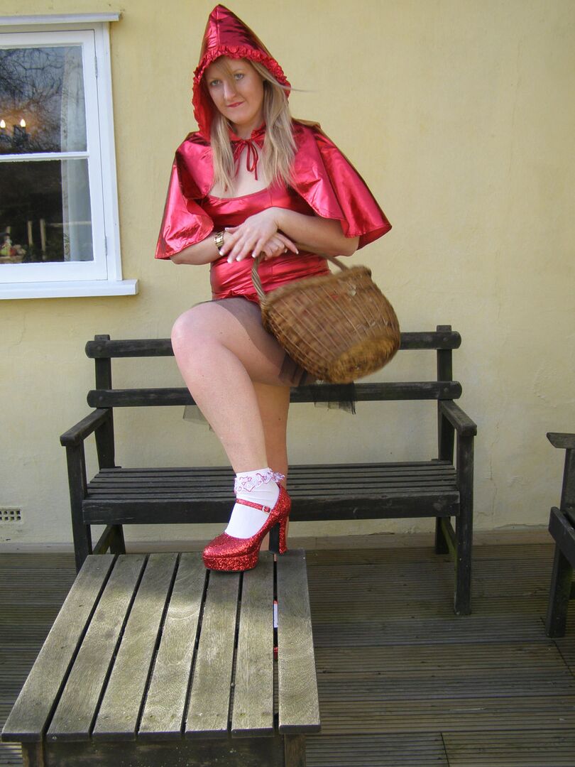 16P Samantha, blonde plus âgée, a des rapports sexuels tout en portant une tenue de cosplay