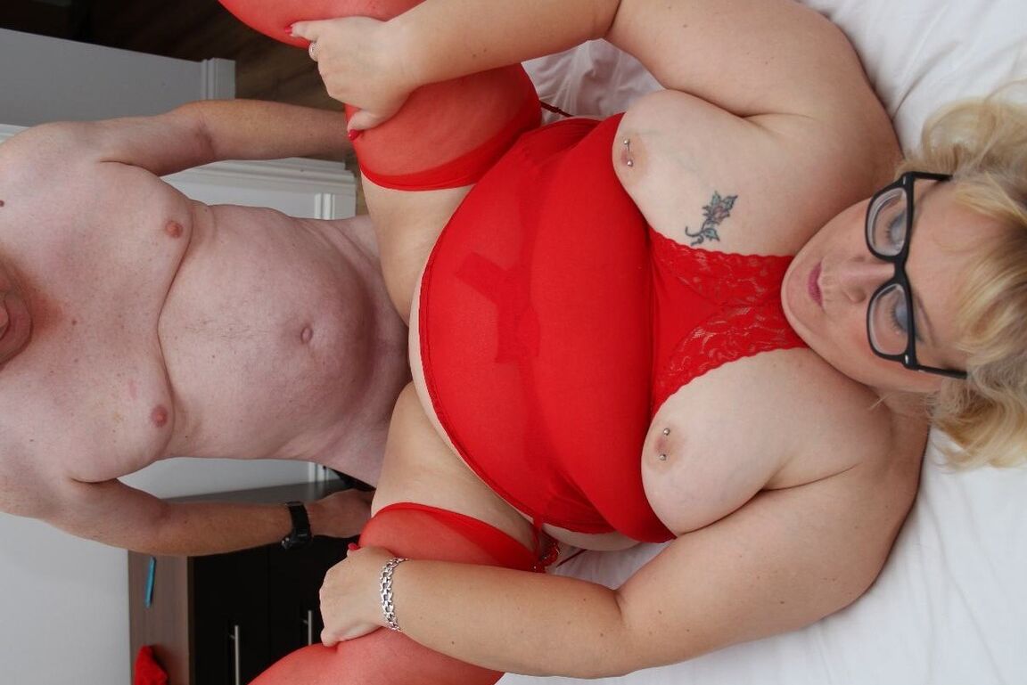 16P La gorda británica Lexie Cummings chupa el semen de una polla después de follar