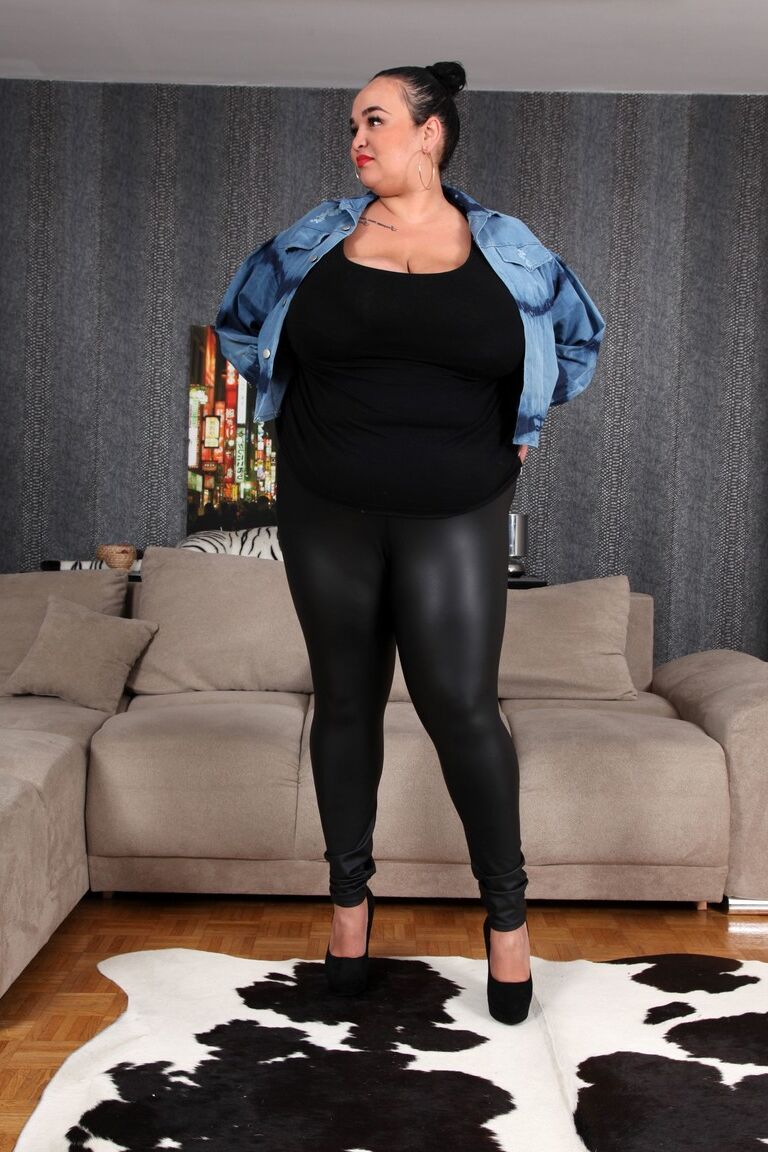 21P Linda Ines gorda amadora exibindo seus gigantescos seios flácidos