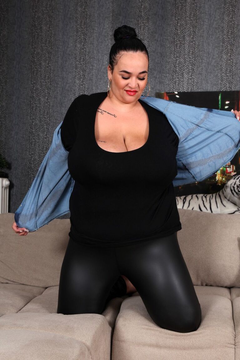 21P Linda Ines gorda amadora exibindo seus gigantescos seios flácidos