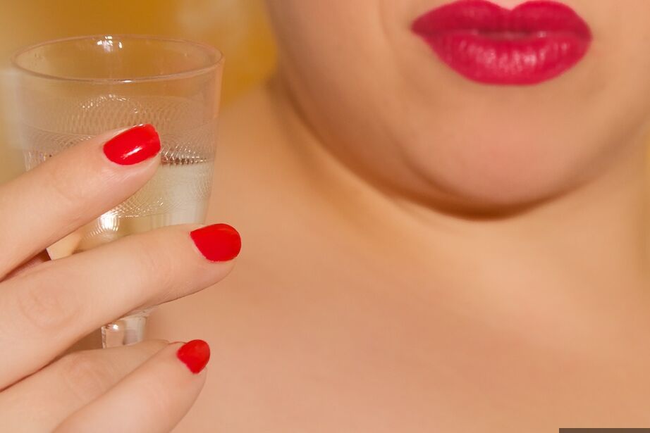 20P Loira BBW Gina George dá prazer à sua boceta depois de beber vinho em uma roupa fofa