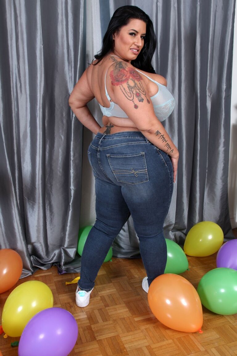 20P Fat MILF Sofia Rose liberando seus seios naturais gigantes