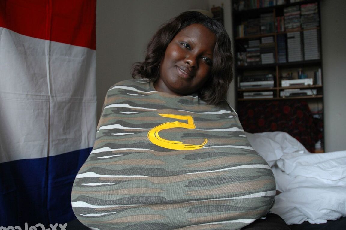 21P La grosse femme noire Mariana Kodjo exhibe ses très gros seins naturels