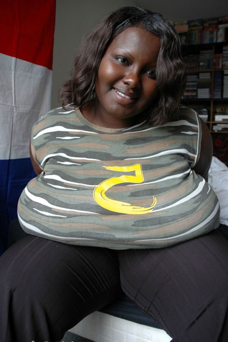 21P La grosse femme noire Mariana Kodjo exhibe ses très gros seins naturels