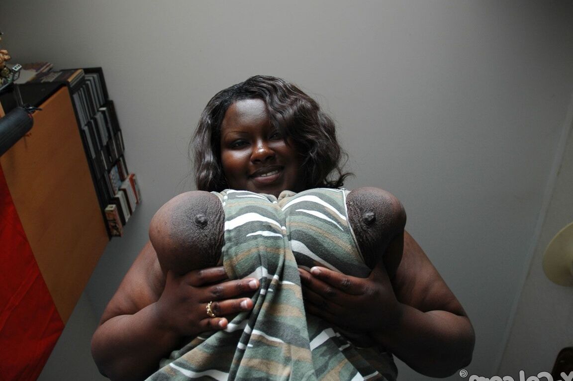 21P La grosse femme noire Mariana Kodjo exhibe ses très gros seins naturels