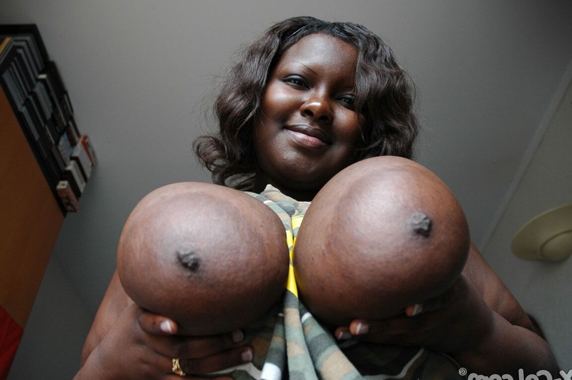 21P La grosse femme noire Mariana Kodjo exhibe ses très gros seins naturels