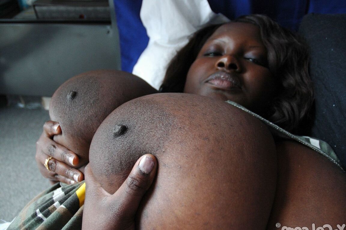 21P La grosse femme noire Mariana Kodjo exhibe ses très gros seins naturels