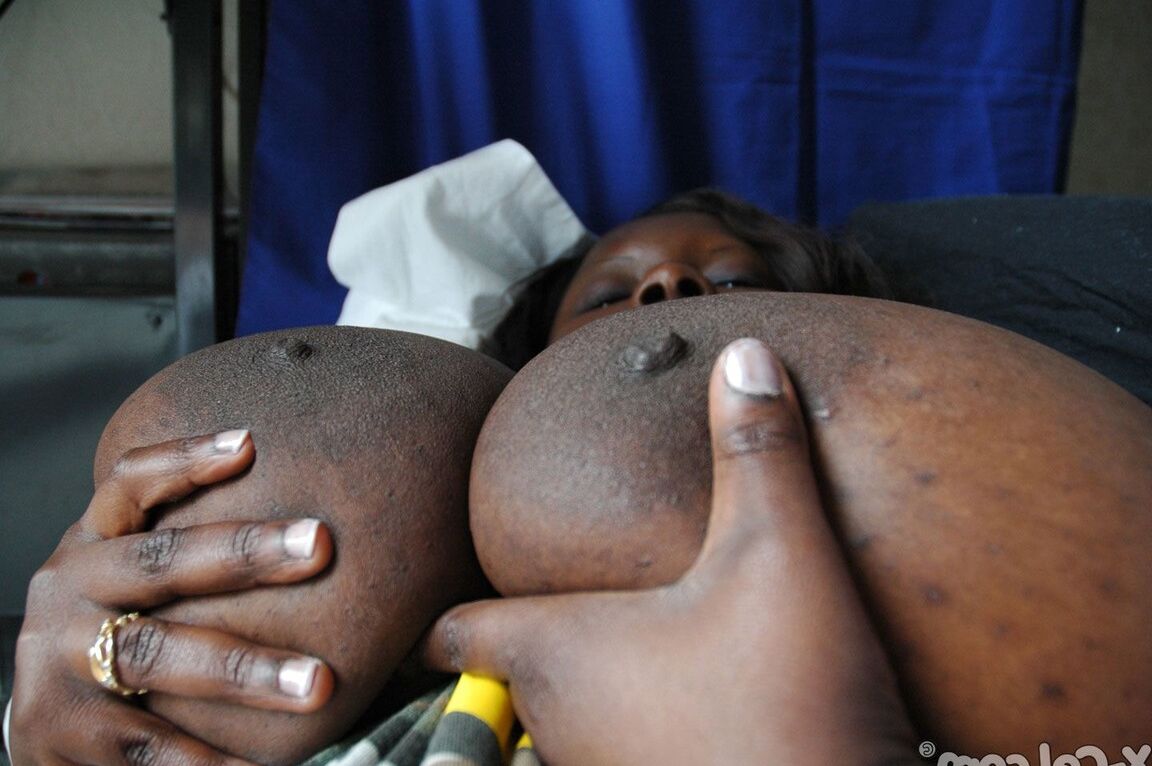 21P La grosse femme noire Mariana Kodjo exhibe ses très gros seins naturels