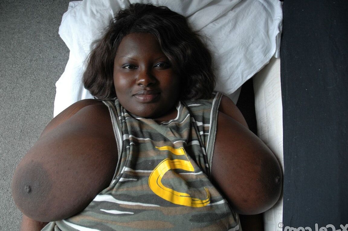 21P La grosse femme noire Mariana Kodjo exhibe ses très gros seins naturels