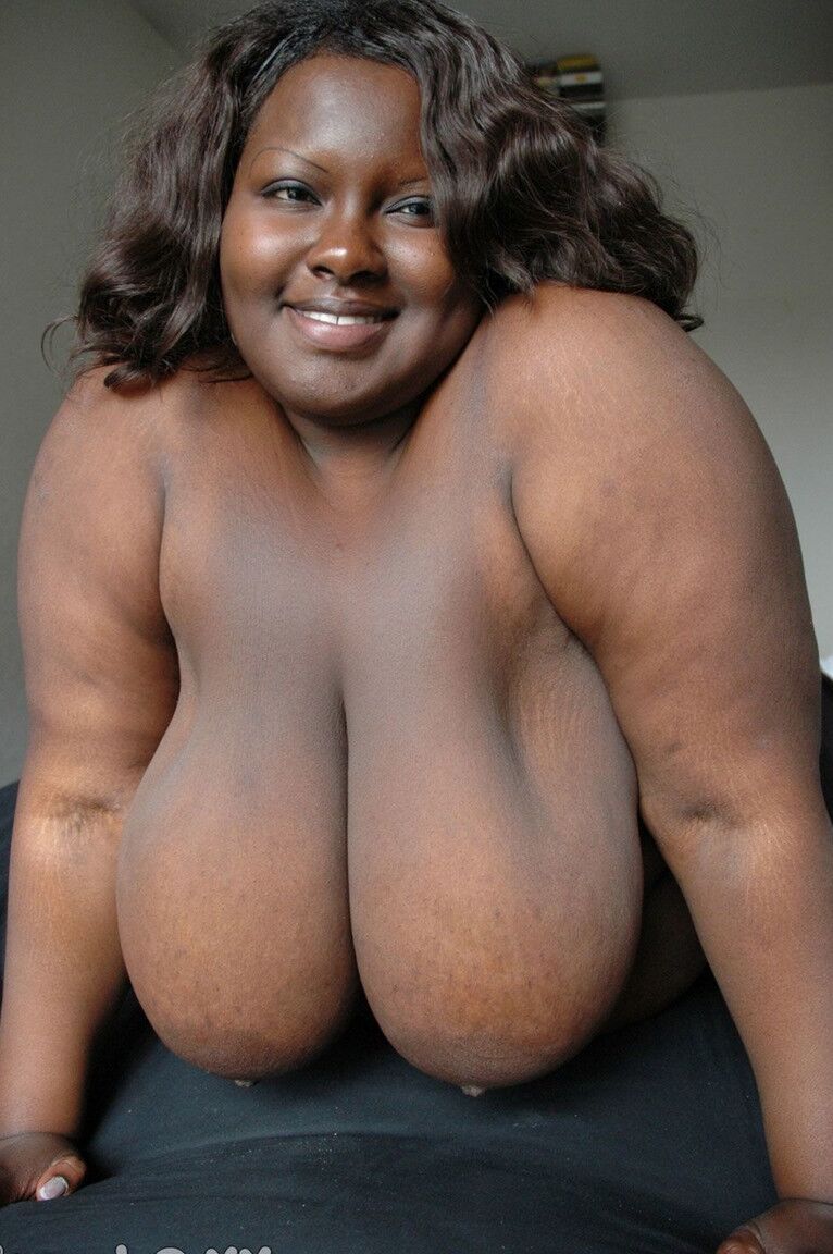 21P La grosse femme noire Mariana Kodjo exhibe ses très gros seins naturels