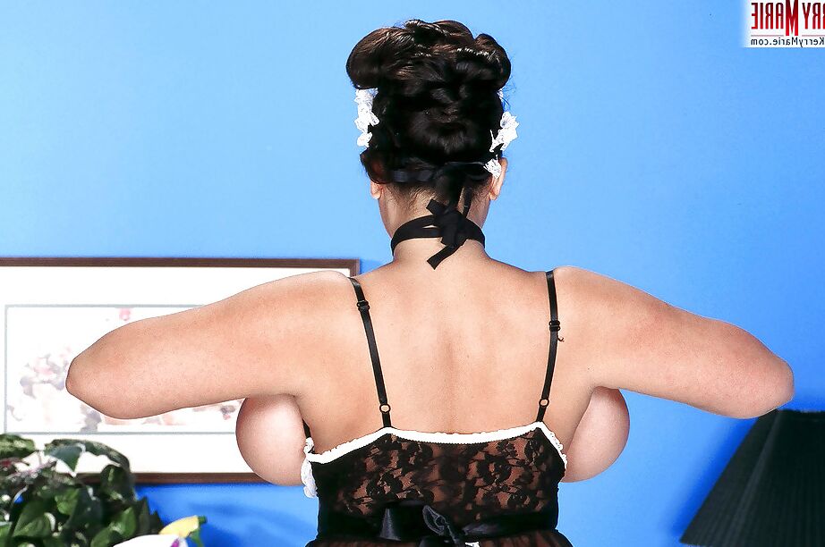 16P A estrela pornográfica latina rechonchuda Kerry Marie exibindo peitos enormes em roupa de empregada doméstica