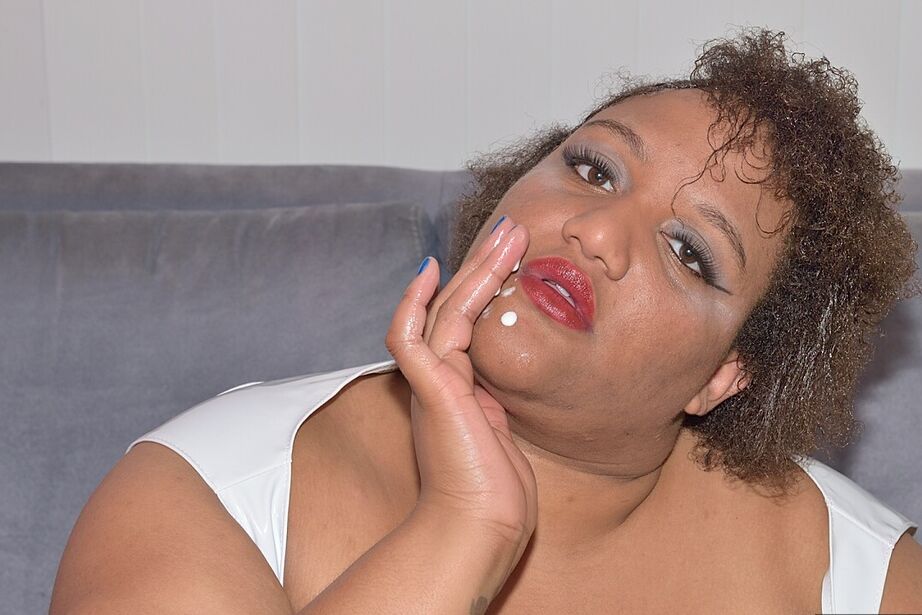 20P Curvy Bunny B, amateur obèse et ébène, gode son vagin dans des filets de pêche