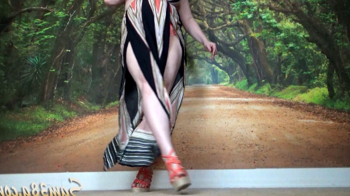 20P La MILF cachonda Samantha 38G hace alarde de su enorme escote mientras posa con un vestido