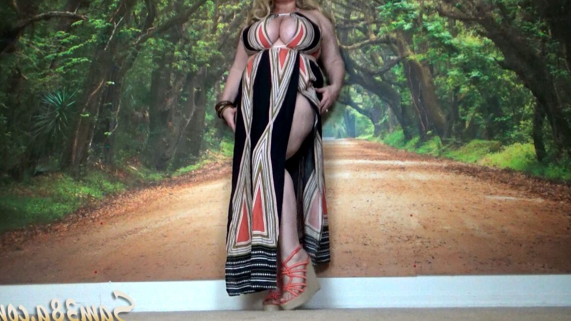 20P La MILF cachonda Samantha 38G hace alarde de su enorme escote mientras posa con un vestido