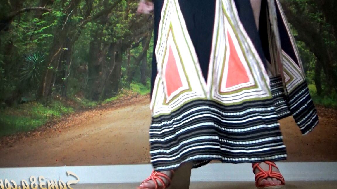 20P La MILF cachonda Samantha 38G hace alarde de su enorme escote mientras posa con un vestido